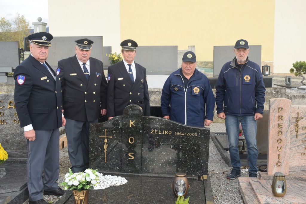 30.10.2025 PREMINULIM ČLANOM OB SPOMINU NA MRTVE PRIŽGALI SVEČKO