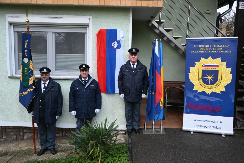 26.11.2025 SLOVESNO OB PRENOVITVI SPOMINSKE PLOŠČE HRANITELJA OROŽJA NA URŠNIH SELIH