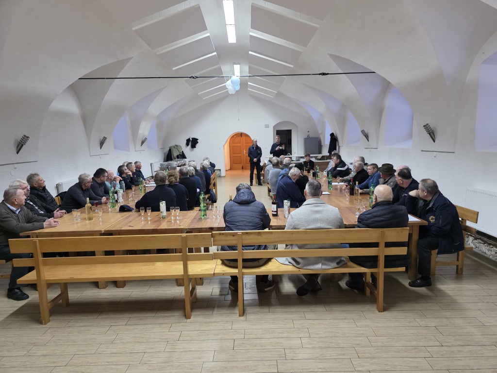 09.01.2026 POSTAVITEV SPOMINSKEGA PARKA V TREBNJEM (OKROGLA MIZA NA LANŠPREŽU)