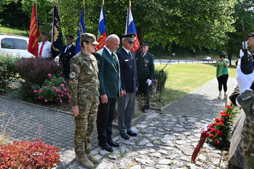 20.06.2025 VETERANI VOJNE ZA SLOVENIJO V SPOMINSKEM PARKU MEDVEDJEK POLOŽILI CVETJE