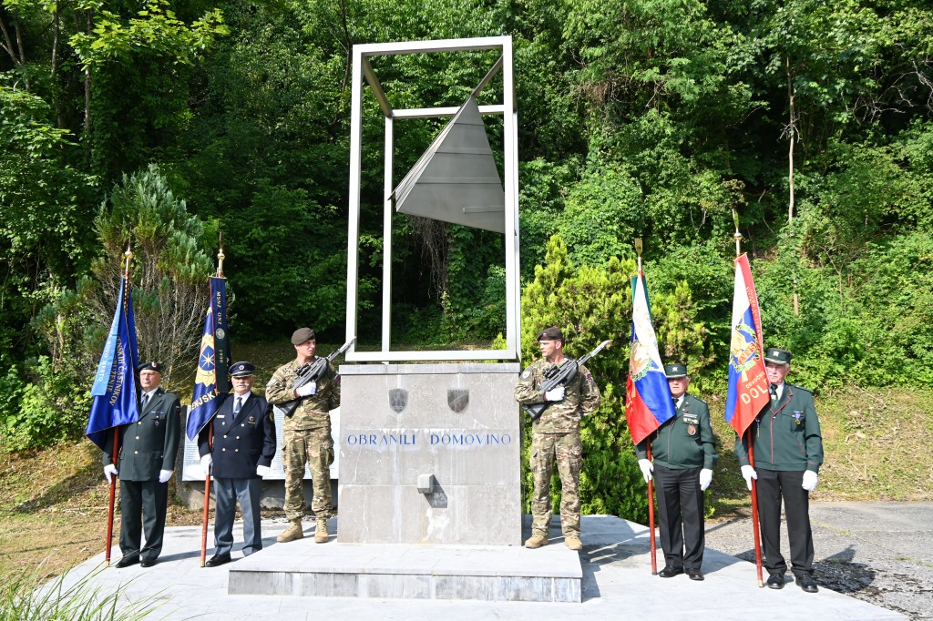 20.06.2025 OB DNEVU DRŽAVNOSTI POLOŽILI VENEC PRI SPOMENIKU  OSAMOSVOJITVENE VOJNE 91 V POGANCIH