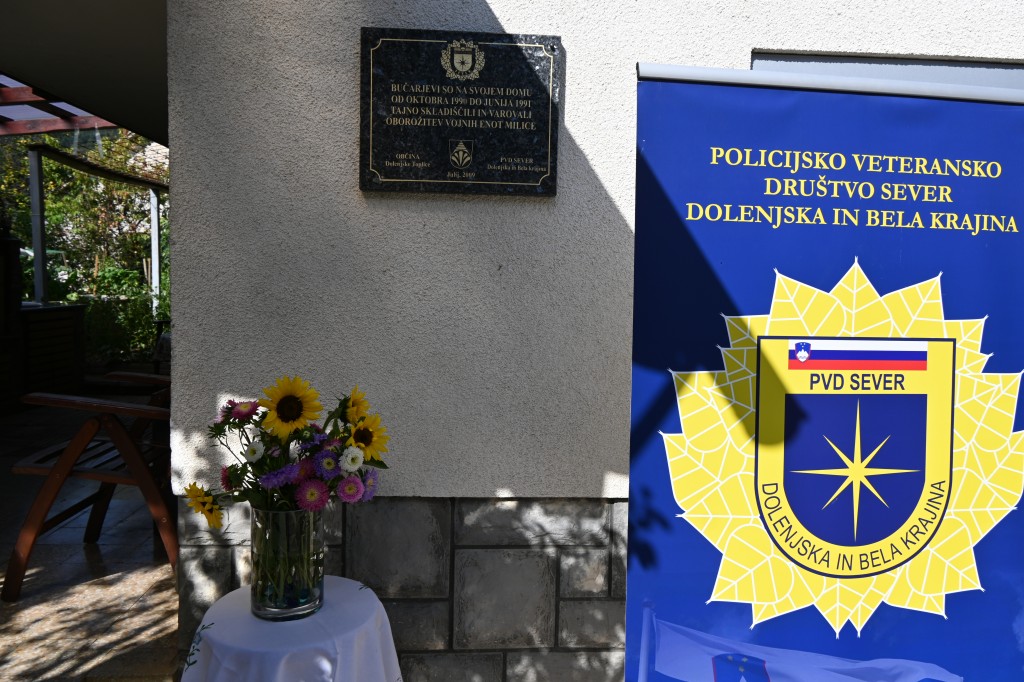 SLOVESNOST OB 35 LETNICI DNEVA DRŽAVNOSTI IN SREČANJE PRI HRANITELJU OROŽJA JOŽETU BUČARJU V MENIŠKI VASI